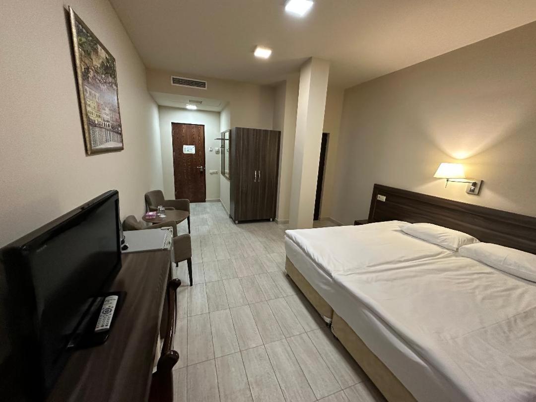 Yerevan Deluxe Hotel Esterno foto