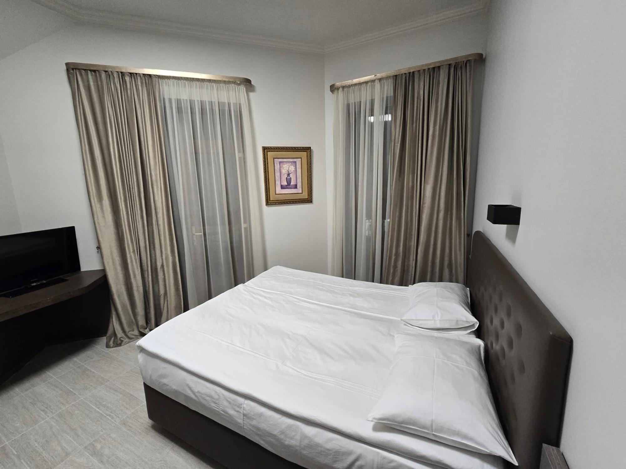Yerevan Deluxe Hotel Esterno foto