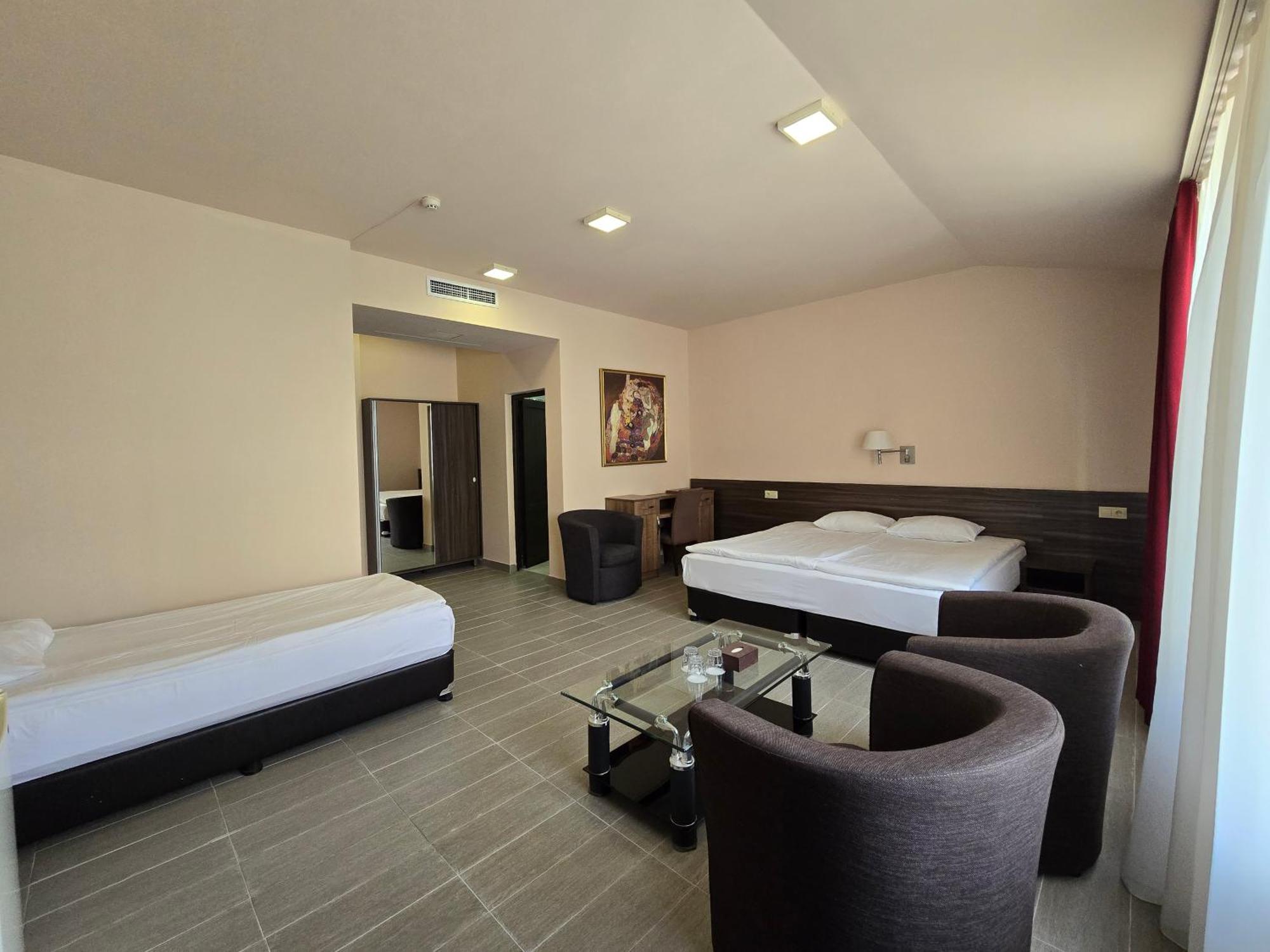Yerevan Deluxe Hotel Esterno foto