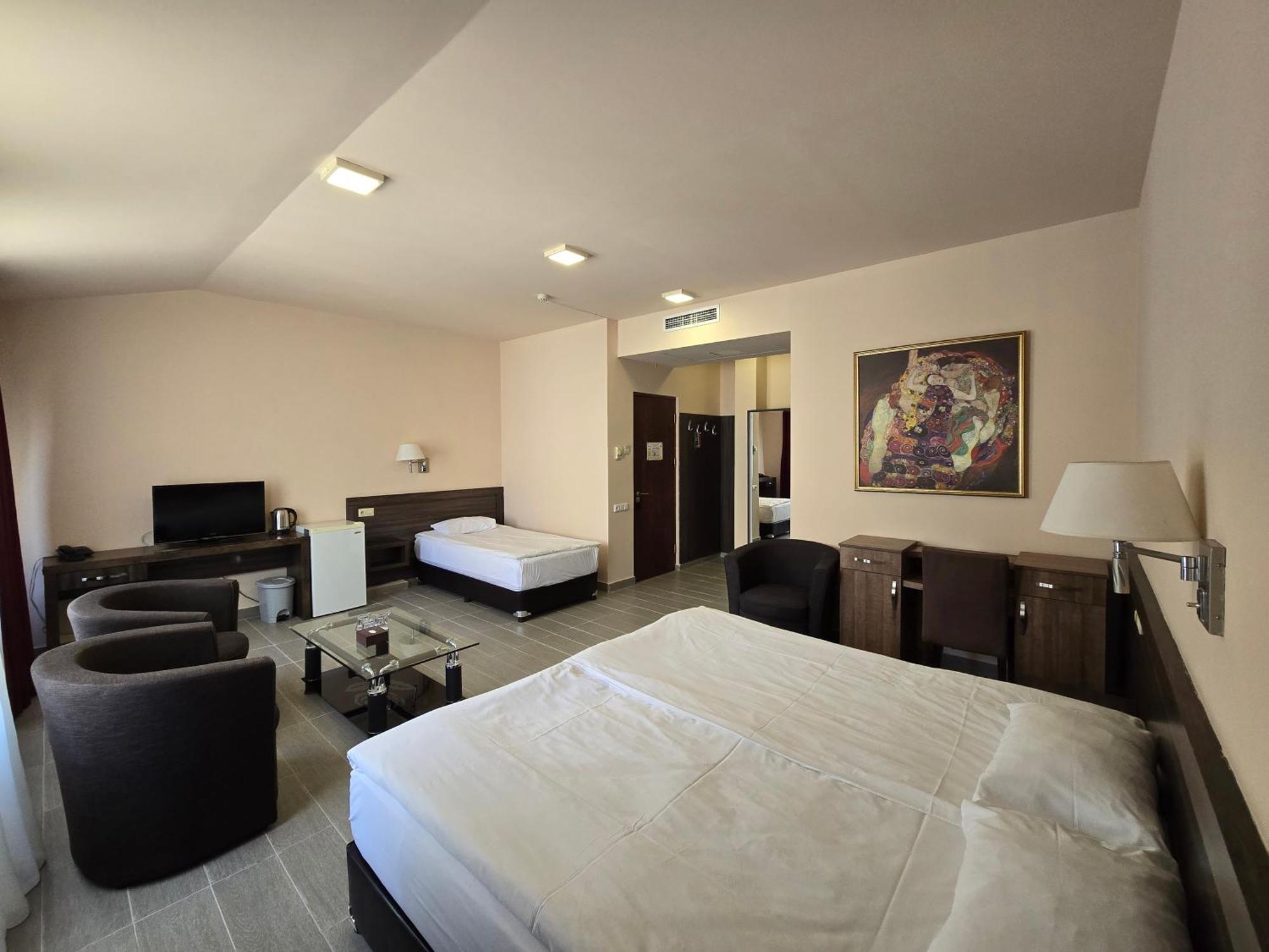 Yerevan Deluxe Hotel Esterno foto