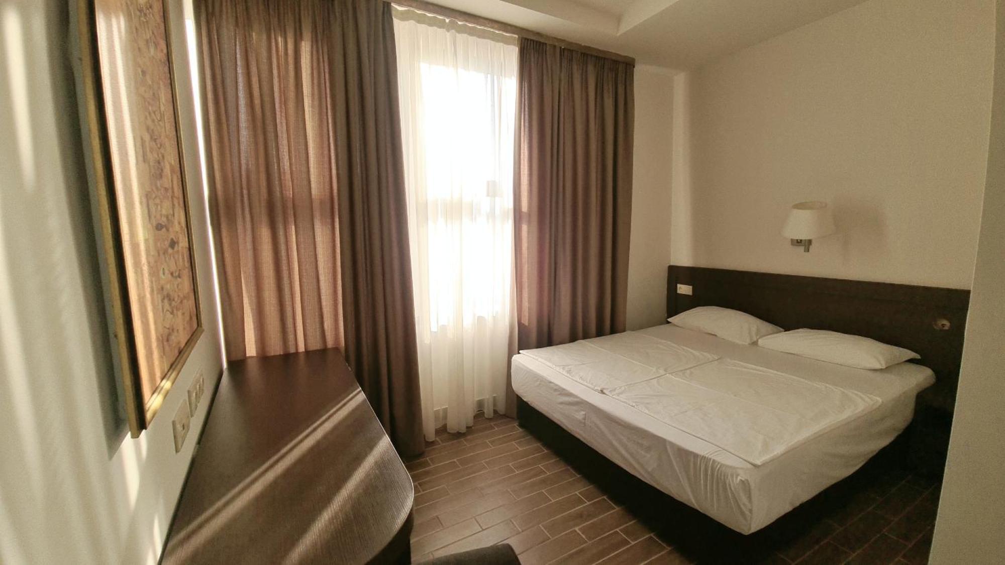 Yerevan Deluxe Hotel Esterno foto