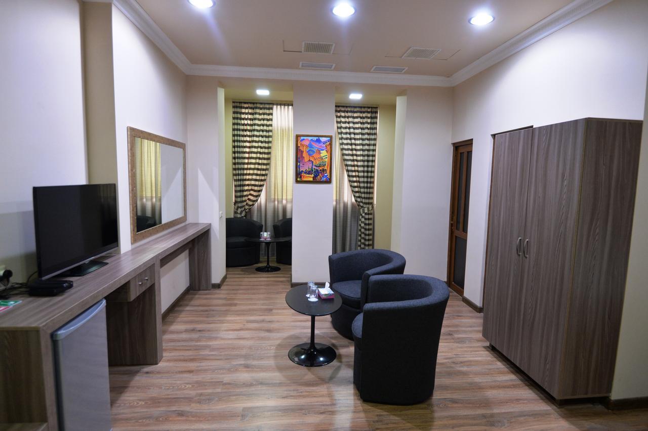 Yerevan Deluxe Hotel Esterno foto